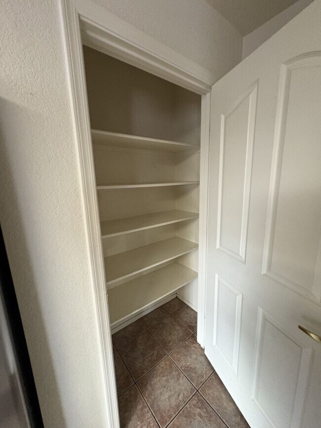 Building Photo - Convenient Location Three bedroom 2.5 baths 2 car garage