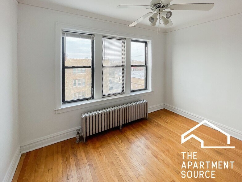 Building Photo - 2542 W Summerdale Ave