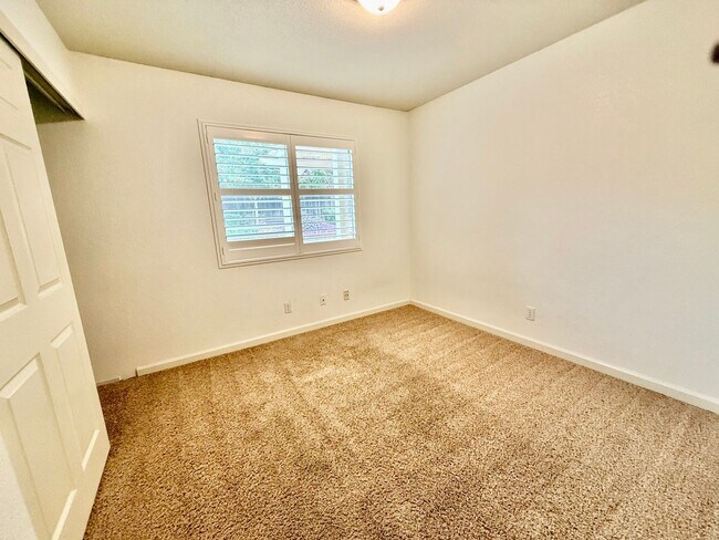 Building Photo - Great home available NOW