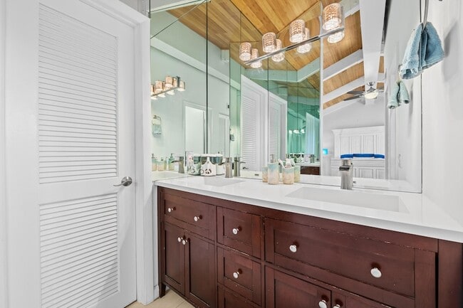 Building Photo - 219 NE 17th Ave