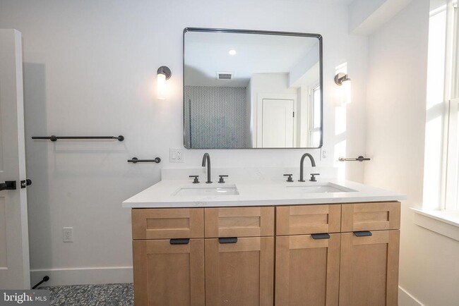 Building Photo - 314 N Essex Ave