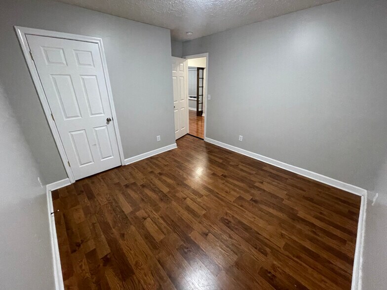 Building Photo - 7005 Timber Oak Dr