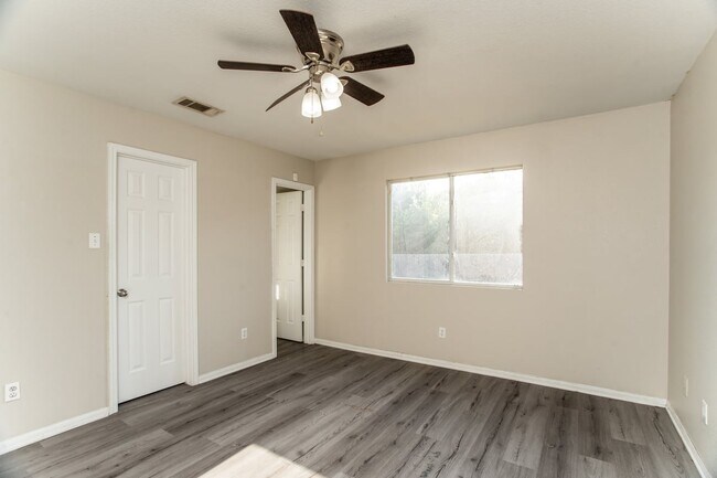 Building Photo - 3003 John Porter Dr
