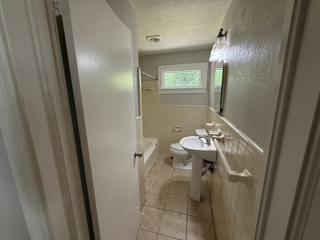 Building Photo - 2500 E 3rd St