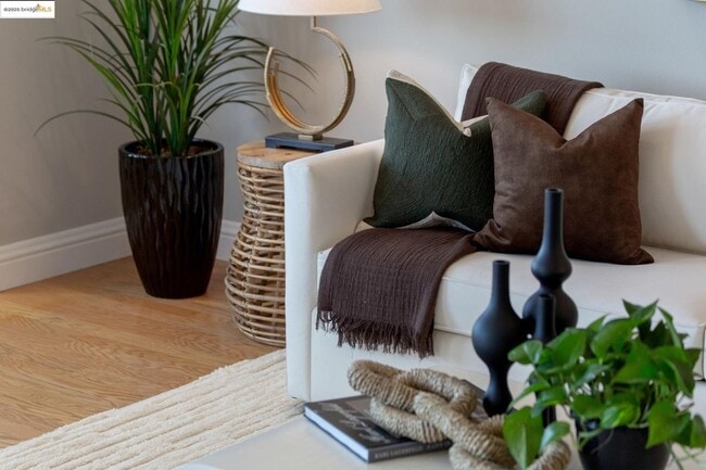 Building Photo - Four Bedroom Home with Panoramic Views