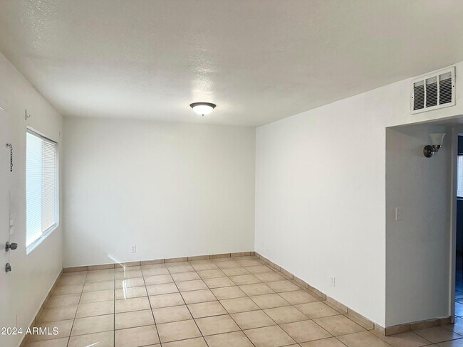 Building Photo - 2033 W Madison St