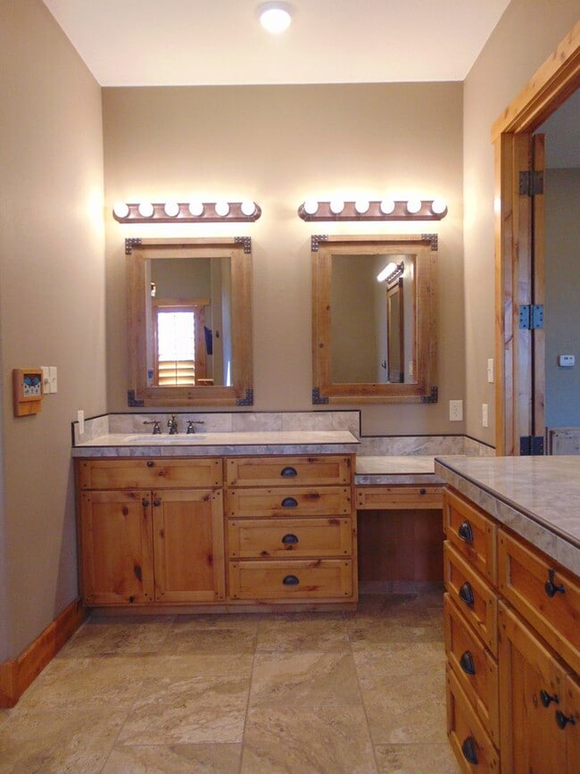 Building Photo - Majestic 3 Bed Mid MO Ranch!