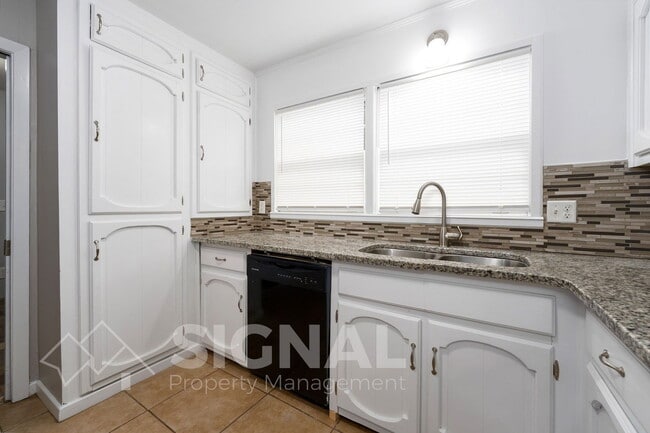 Building Photo - 425 Forsythe St