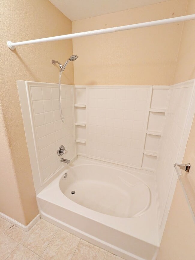 Building Photo - 2 Bedroom 2 Bath 2 Car Garage Condo in Braodmore Area