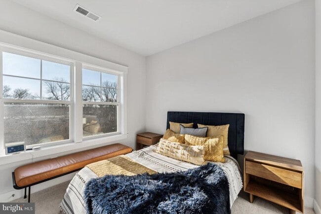 Building Photo - 1333 Eastern Ave NE