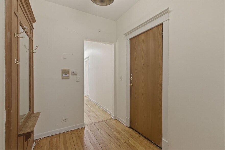 Building Photo - 5120 N Kenmore Ave