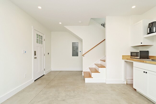 Building Photo - Light-Filled Downtown Studio Near UVA Medical Center