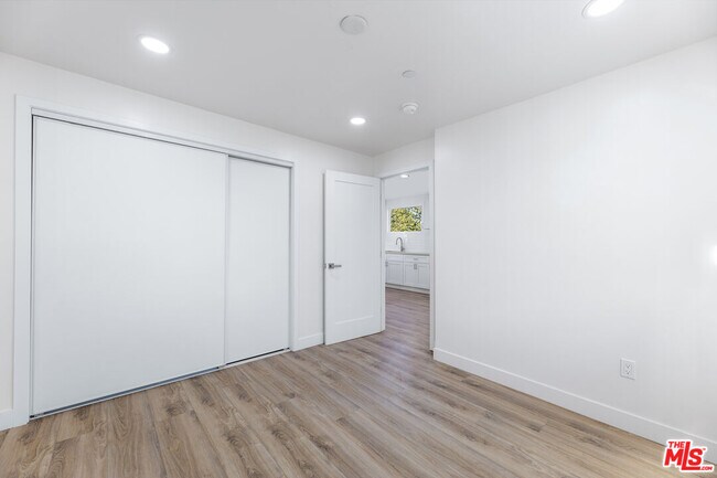Building Photo - 498 E 52nd St