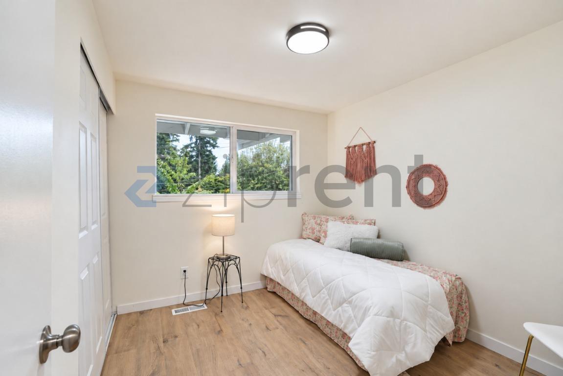 Building Photo - Unit