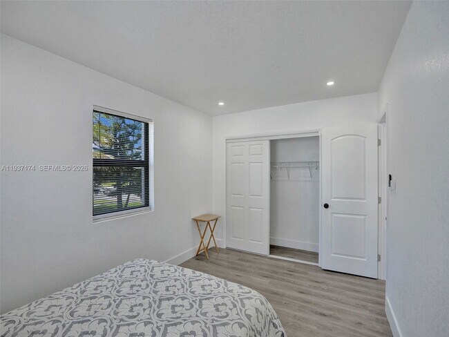 Building Photo - 905 SW 22nd Ave