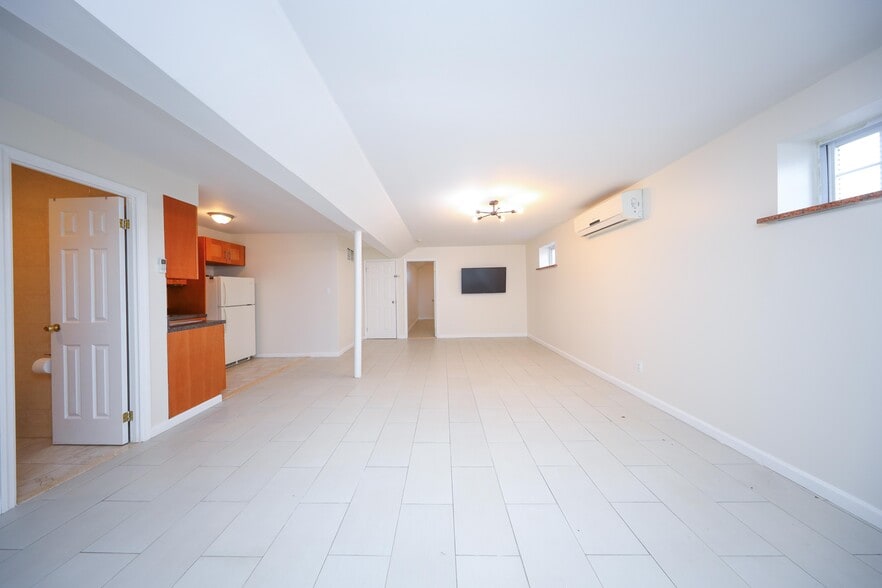 Building Photo - 569 Putnam Ave