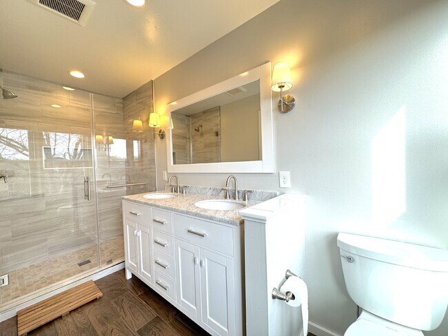 Building Photo - Premier Del Ray Townhome: Steps from The Avenue