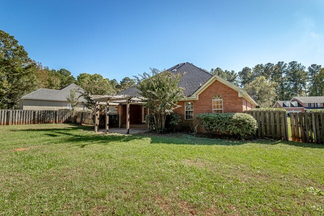 Building Photo - Beautiful 4 Bedroom, 2 Bath home with Large Yard