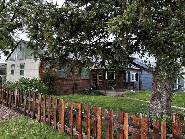 Building Photo - ***Available late-July*** Charming Home in...