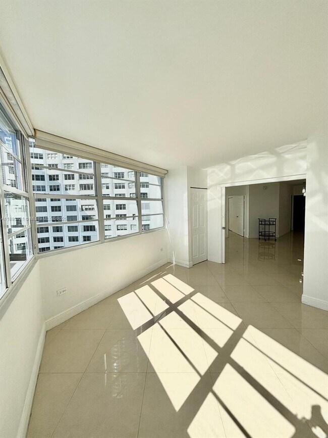 Building Photo - 801 Brickell Bay Dr