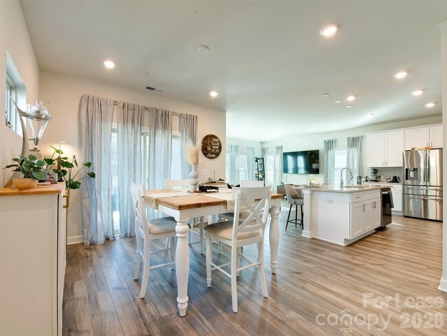 Building Photo - 4009 Woodland View Dr