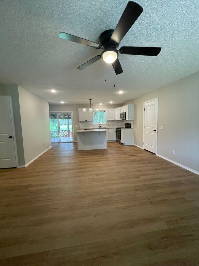 Building Photo - Great Location 3 bedroom 1 bath 1car garage