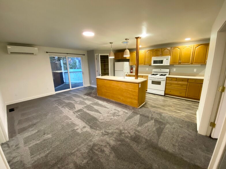 Building Photo - 2464-2 NE Ravenwood Dr