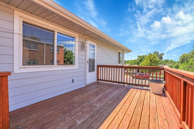 Building Photo - $1,345.00 - 2 Bed, 1 Bath Updated Unit in Denver with In Unit Laundry!