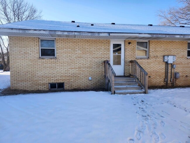 Building Photo - 3204-3206 Runway Ave