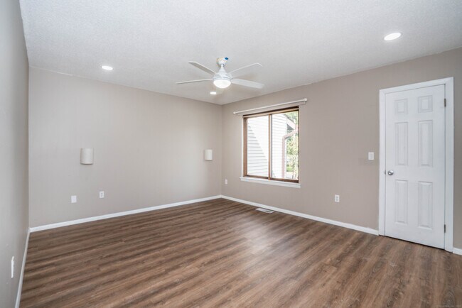Building Photo - 123 Cottonwood Rd