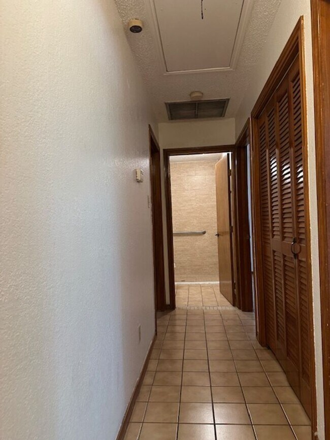 Building Photo - 2310 Hackberry Ave