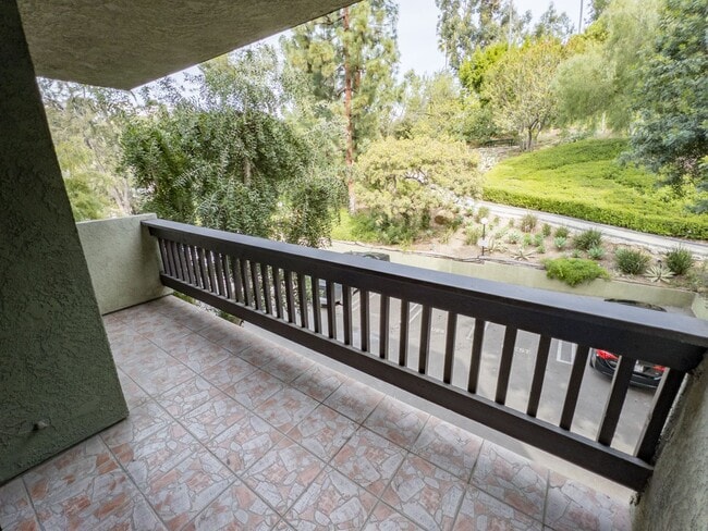 Building Photo - Large 2bed/ 2 bath corner unit in the heart of Silverlake with Hot Tub, Pool, Gated Parking and P...