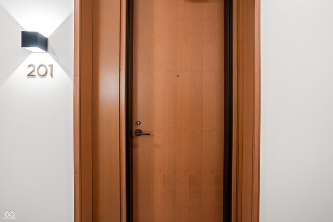 Building Photo - 877 N East St