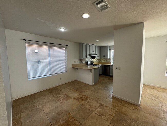 Building Photo - Townhome for Rent