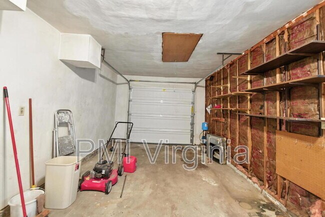 Building Photo - 709 Fiona Ln