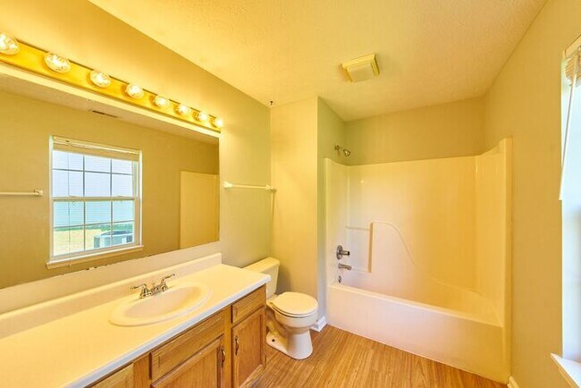 Building Photo - 3 Bedroom 2 Full Bath In Peaceful Franklin...