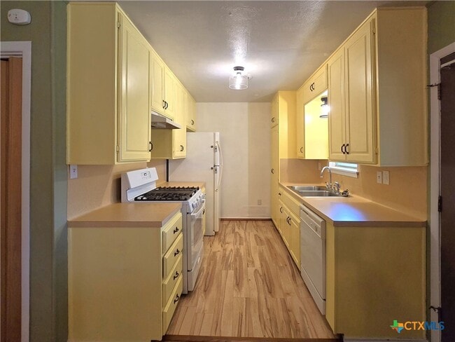 Building Photo - 616 W Ave E