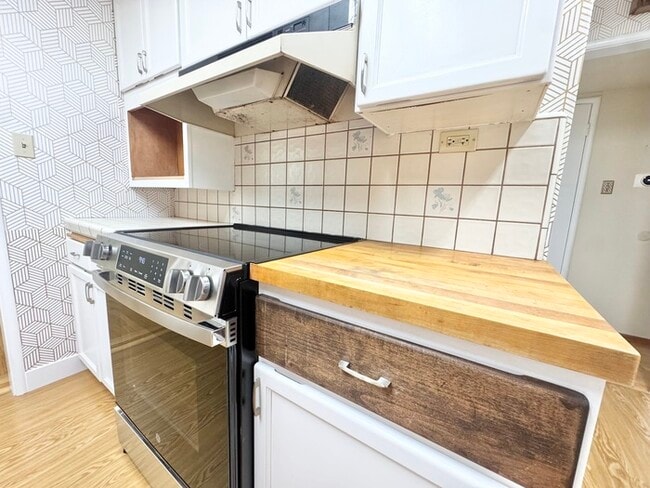 Building Photo - Stunning 3-bedroom, 2-bathroom home with a bonus room/office!