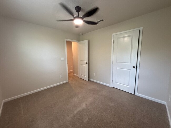 Building Photo - Spacious 5-Bedroom Home in Dillon Lakes