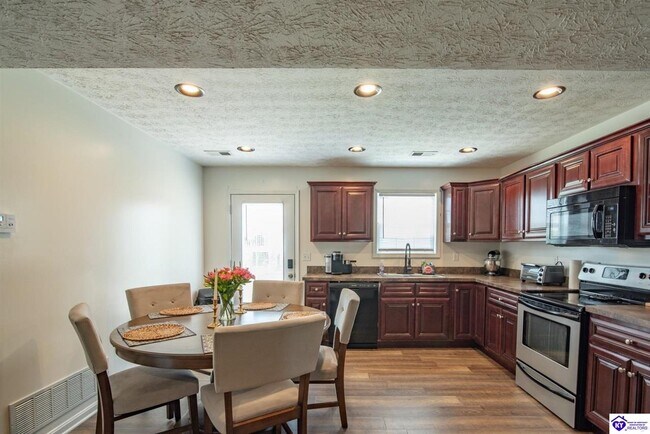 Building Photo - 114 Twin Lakes Dr