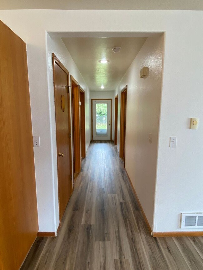 Building Photo - Spacious 3-bedroom/1 bath duplex in Albany!