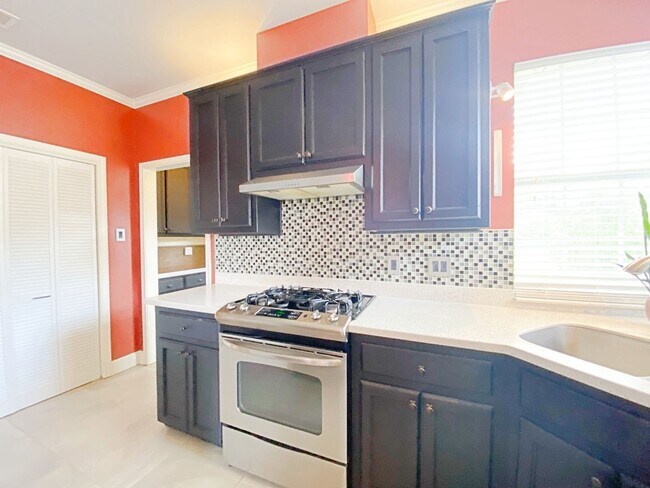 Building Photo - 4 Bedroom House Available Now in Riverbend...