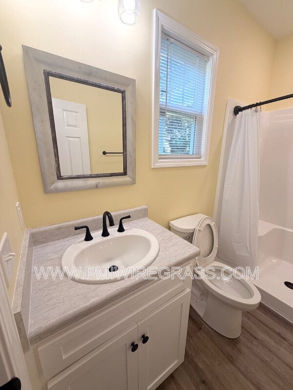 Building Photo - 326 Golf View Dr