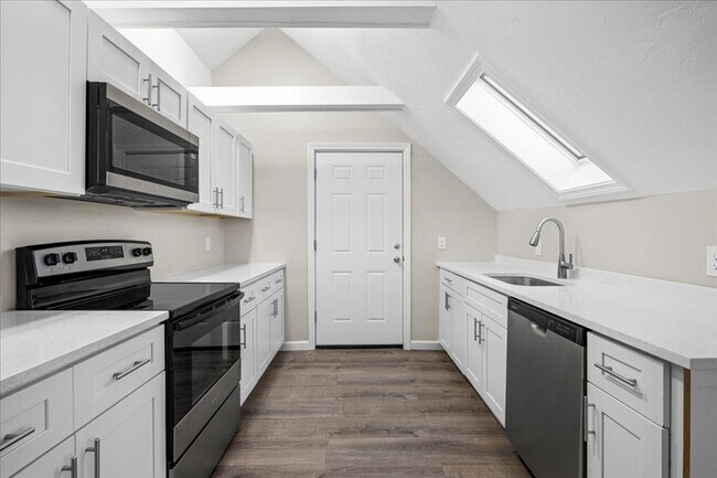 Building Photo - 15 Clearview Ave