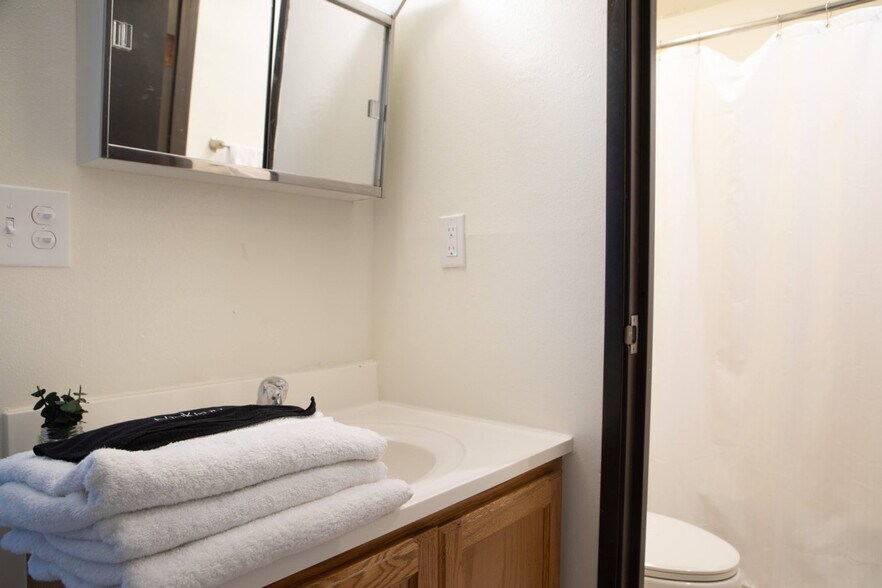 Building Photo - 823 N 2nd St