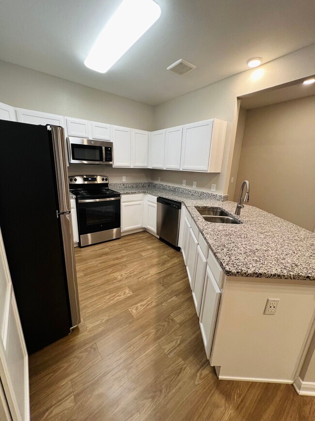 Building Photo - 404 Houston Ridge Dr