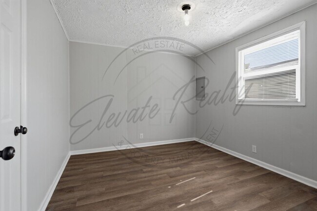 Building Photo - Two Bedroom Duplex in Madison on Special!