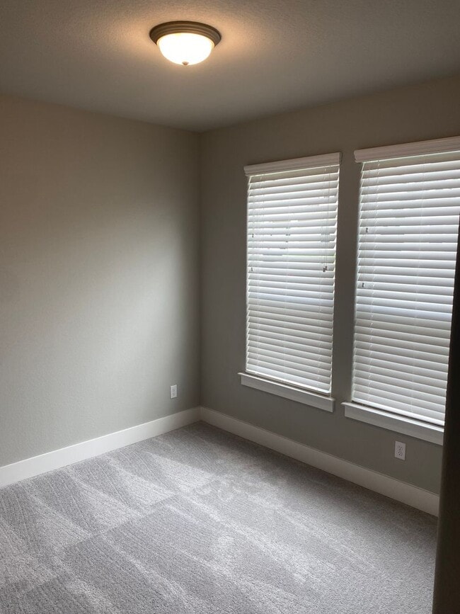Building Photo - Coming soon! Darling 3/2/2 Fireplace - Walk in Shower - commuter friendly