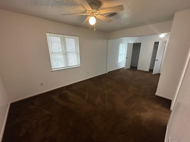 Building Photo - AVAILABLE NOW ; 2 WEEKS FREE!!!!!