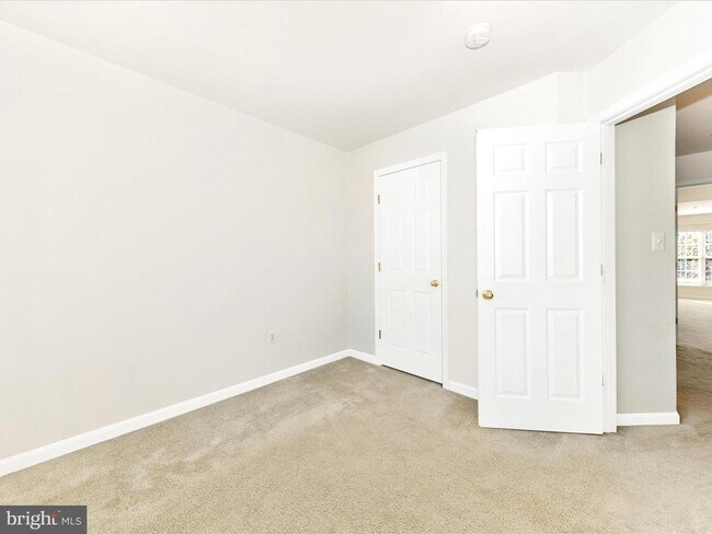 Building Photo - 2103 Paxton Terrace